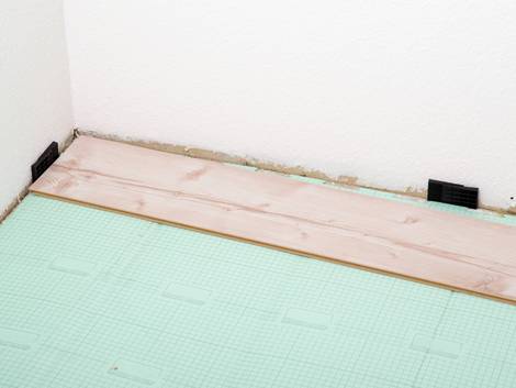 Laminat selbst verlegen, erste Reihe, Foto: VRD / stock.adobe.com