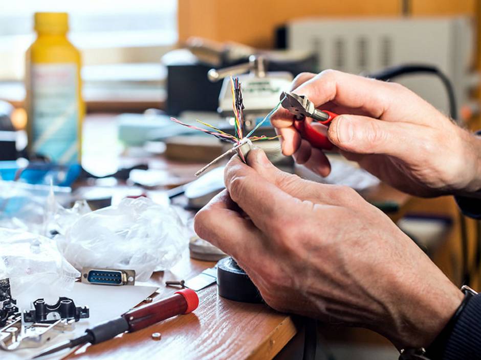 Lötkolben, Kabel, Foto: Berezko/iStock.com