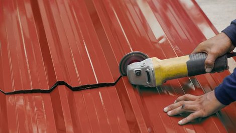 Dachplatten, Mann zerschneidet Dachplatte mit Flex, Foto: Verin / stock.adobe.com