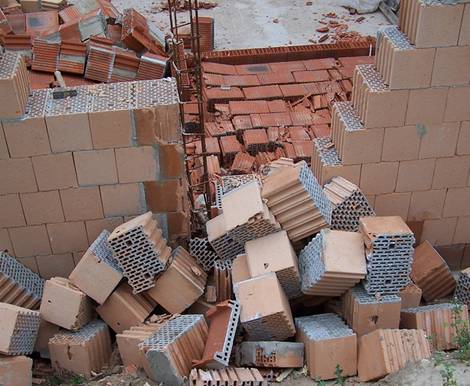 Ziegelsteine, Ziegelhaus, Bauschäden, eingestürtzte Mauer, Foto: Bauherren-Schutzbund e.V.