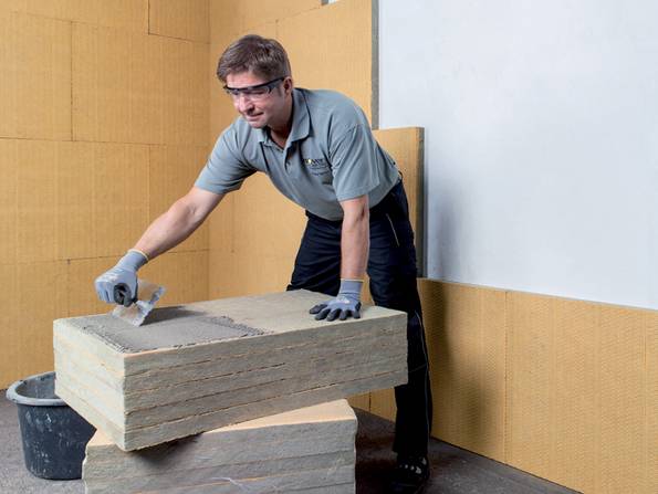 Innenwand selbst dämmen, Innendämmung, Klebemörtel, Foto: Isover