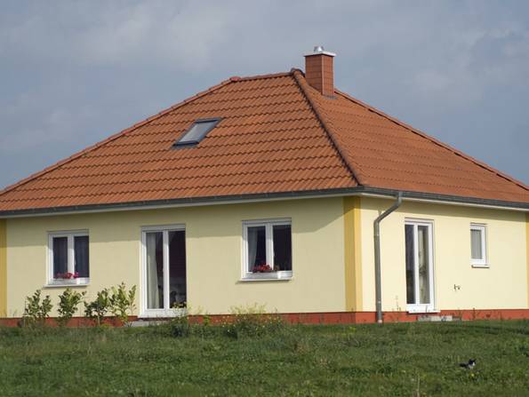 Bungalow, quadratischer Bungalow mit großem Dach, Foto: Ralf Gosch / stock.adobe.com