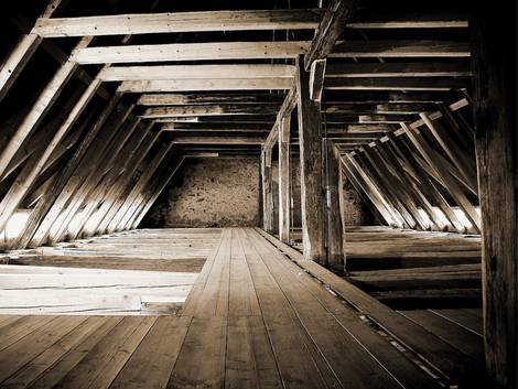 Altbau kaufen, ein sauberer und aufgeräumter Dachboden mit intakten Dachbalken, Foto: Mike Lorenz / stock.adobe.com