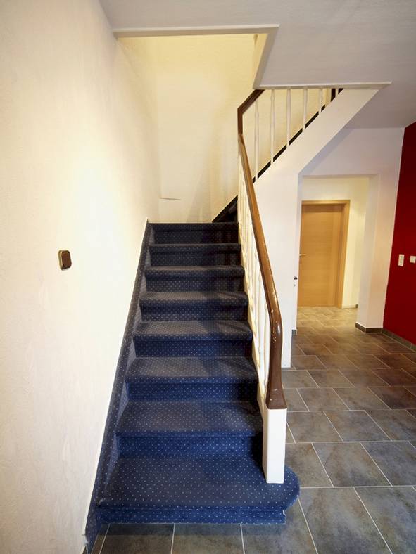 Laminat Treppe vorher BHK Laminat auf Treppen verlegen, vorher Teppichboden, Foto: BHK Holz- und Kunststoff KG H. Kottmann