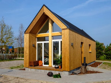 Modulhaus, Holzhaus auf Betonfundament, Foto: iStock.com / Hollandfoto