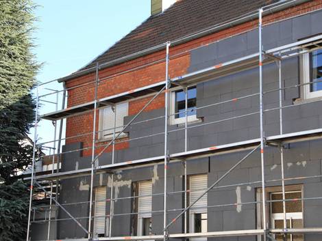 Altbau kaufen, Altbau mit Klinkerfassade wird mit WDVS gedämmt, Foto: maho / stock.adobe.com