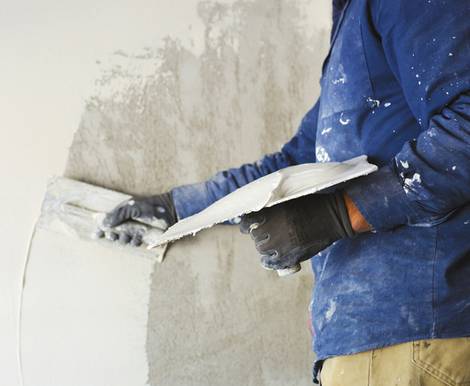 Wand verputzen, diy, selber machen, Wand verspachteln, Spachtelmasse abziehen, Foto: peuceta – fotolia.com