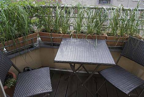 kleiner Balkon, Balkontisch, Klappstühle, Foto: balkonsaison.de