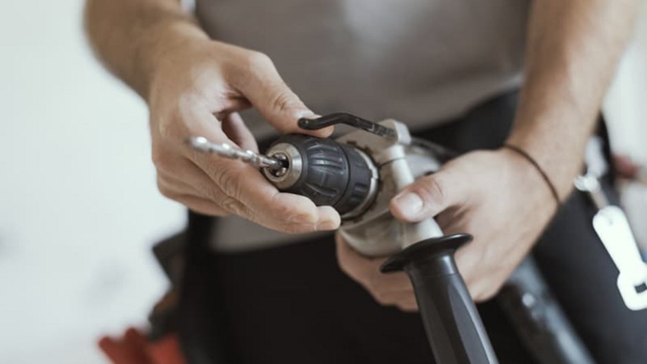 richtig bohren, Mann mit Bohrmaschine in der Hand, im Ausschnitt sind lediglich die Maschine und die Hände des Mannes, Foto: stokkete / stock.adobe.com