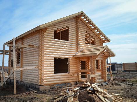 ökologische Dämmstoffe Holz, ein Blockhaus im Rohbauzustand, Foto: fotolia.de / SergeyCash