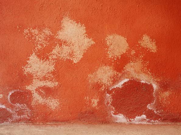 Bautrocknung, Rote Wand mit Salzausblühungen, Foto: Fotoschlick / stock.adobe.com