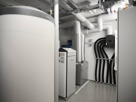 Geothermie, Erdwärme, Erdwärmepumpe, Heizungsraum, Pufferspeicher, Foto: Bundesverband Wärmepumpe e.V. / Stiebel Eltron