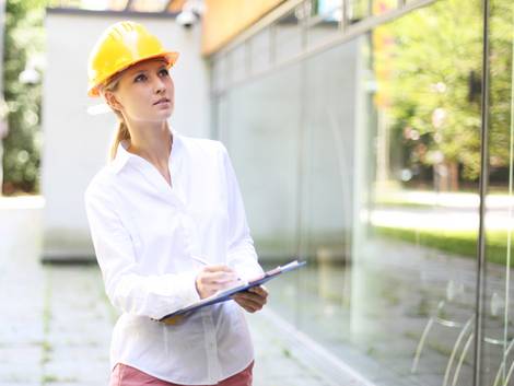 Bauabnahme, junge Frau begutachtet Neubau und führt Protokoll, Foto: Peter Atkins / stock.adobe.com