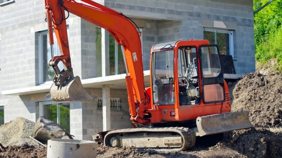 Erdarbeiten, Minibagger vor einem Rohbau, Foto: savoieleysse / stock.adobe.com