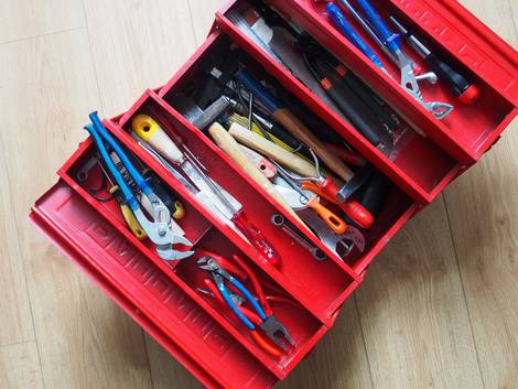 Werkstatt einrichten, roter Werkzeugkoffer voller Werkzeug, Foto: finecki / fotolia.de