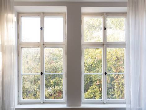 Altbau kaufen, alte Holzfenster, Foto: Rawf8 / stock.adobe.com