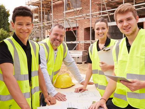 Versicherungen, Baustelle, freiwillige Helfer, Helm, Warnwestem, Foto: Monkey Business/fotolia.com