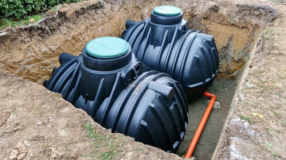 Regenwassernutzung, Baugrube mit Kunststoffzisternen, Foto: iStock.com / hamikus