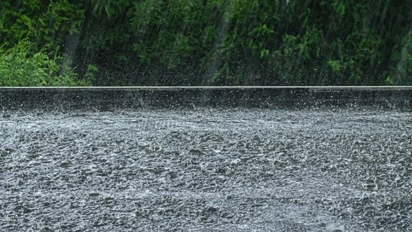 Flachdachhaus, Flachdach im Starkregen, das Wasser steht bereits auf dem Dach, Foto: Luise123 / stock.adobe.com