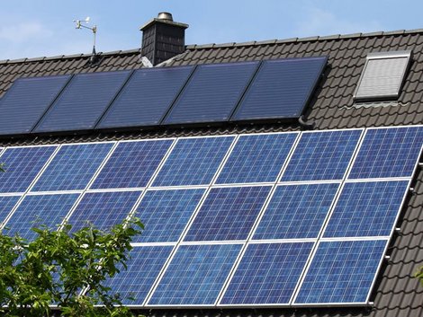 Röhrenkollektoren oder Flachkollektoren, Dach mit Solarthermie und Photovoltaik, Foto: Horst Schmidt / stock.adobe.com