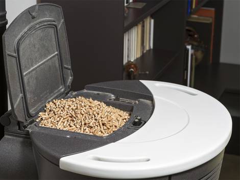 Pelletofen, integrierter Lagerraum für Holzpellets, Foto: fotolia.com / delkoo