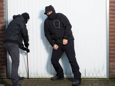 Garagentore, Sicherheit, Einbrecher hebeln Schwingtor auf, Foto: Picture-Factory / fotolia.com