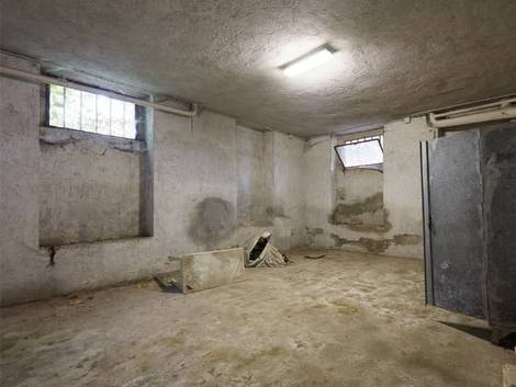 Altbau kaufen, der Keller eines Altbaus, staubig, dreckig und möglicherweise feucht, Foto: andersphoto / stock.adobe.com