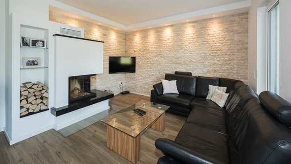 Klinker, freiliegende Klinkerwand im Wohnzimmer, Foto: Roth-Massivhaus / Gerhard Zwickert