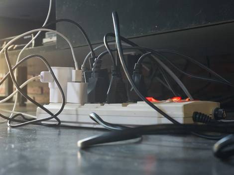 Elektroinstallation, vollbesetzte Mehrfachsteckdose in Nahaufnahme, Foto: navee / stock.adobe.com