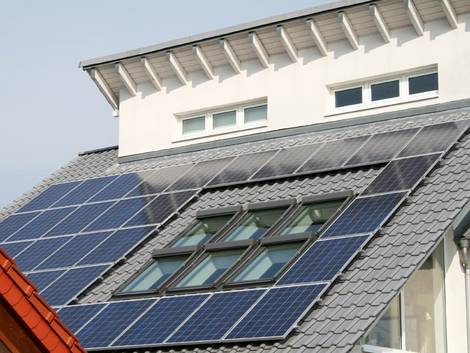 energieeffizient bauen, versetztes Pultdach mit Photovoltaikflächen, Foto: sandra zuerlein / stock.adobe.com