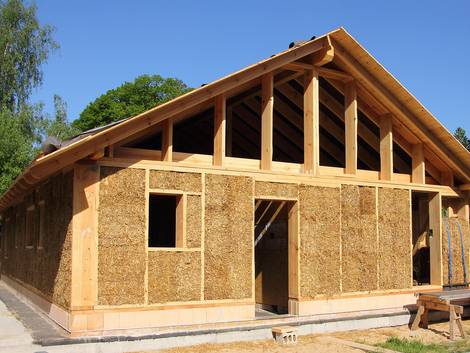 ökologische Dämmstoffe, Stroh, Haus in Strohballenbauweise, Foto: iStock / anandoart