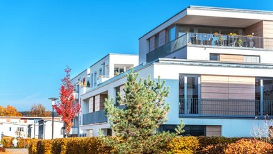 Bauhaus, Bauhausstil, eine Reihe von Mehrfamilienhäusern, Foto: schulzfoto / stock.adobe.com