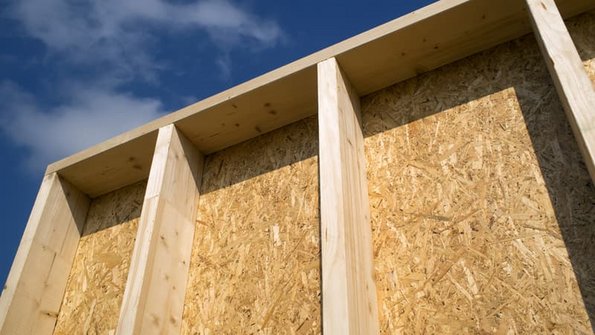 Fassadendämmung, Holzständerbau mit noch leeren Gefächern, Foto: Gundolf Renze / stock.adobe.com