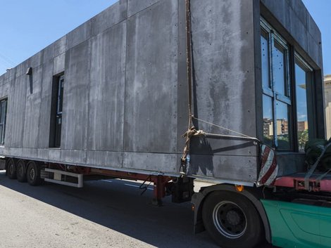 Modulhaus, Hausmodul auf einem Lastwagen, Foto: jordi2r / stock.adobe.com