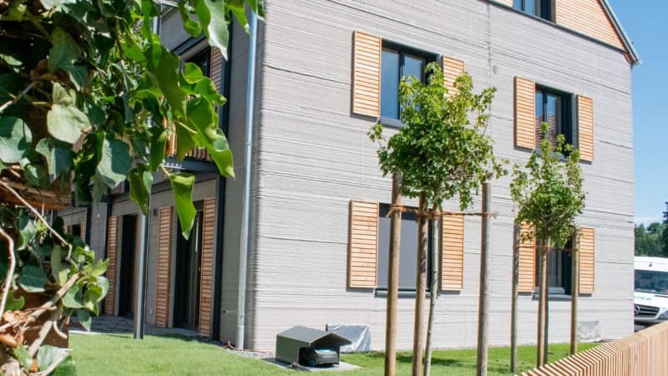 Haus 3D-Drucker, Seitenansicht des ersten Mehrfamilienhauses in Deutschland, das mit einem Betondrucker gebaut wurde, die Betonlinien sind von außen sichtbar, Foto: Michael Rupp Bauunternehmung GmbH