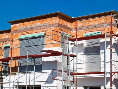 Dämmung, Bild eines Neubaus, dessen Fassade gerade gedämmt wird, Foto: Gina Sanders / fotolia.com