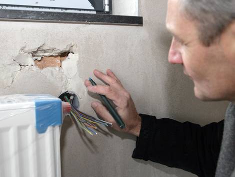 Bauabnahme, Sachverständiger prüft Neubau, Foto: Verband Privater Bauherren e.V.
