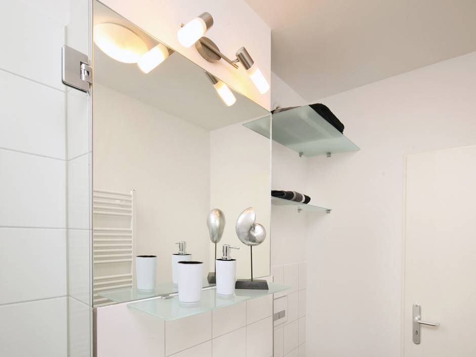 kleine Bäder, Regal, Stauraum, Badideen, Foto: Jörg Lantelme/Fotolia.com