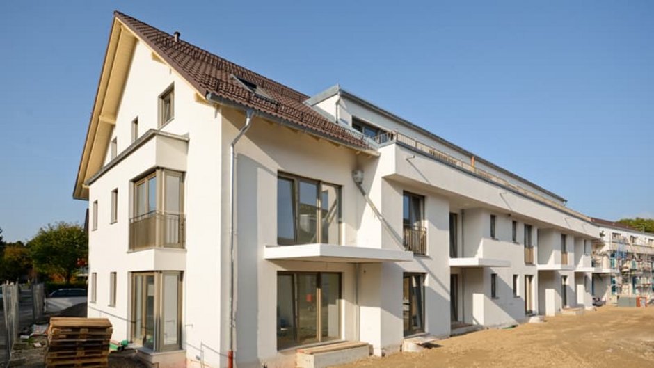 BEG, ein neu gebauter Reihenhauskomplex, der Garten ist noch nicht angelegt, Foto: iStock.com / ah_fotobox