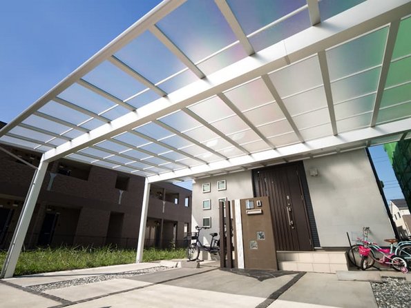 Carport bauen, Carport mit Glasdach oder Plexiglasdach, Foto: moonrise / stock.adobe.com