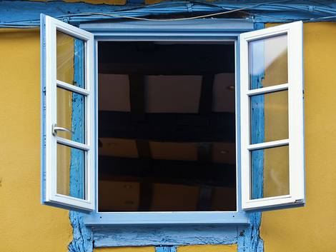Schimmelbekämpfung, offenes Fenster, Foto: Christian Mueller / fotolia.de