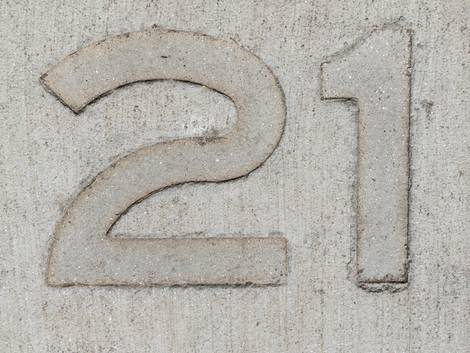 Bodenbelag Einfahrt, Stempelbetonfläche mit eingestempelter 21, Foto: iStock / Andres Victorero