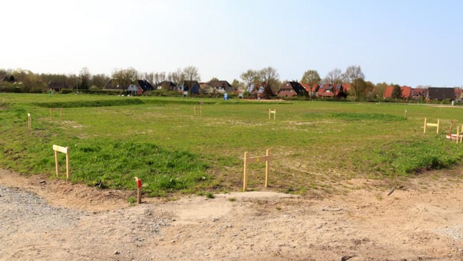 Bodengutachten, Baugrunduntersuchung, abgestecktes Neubaugrundstück, Foto: johannes86 / stock.adobe.com