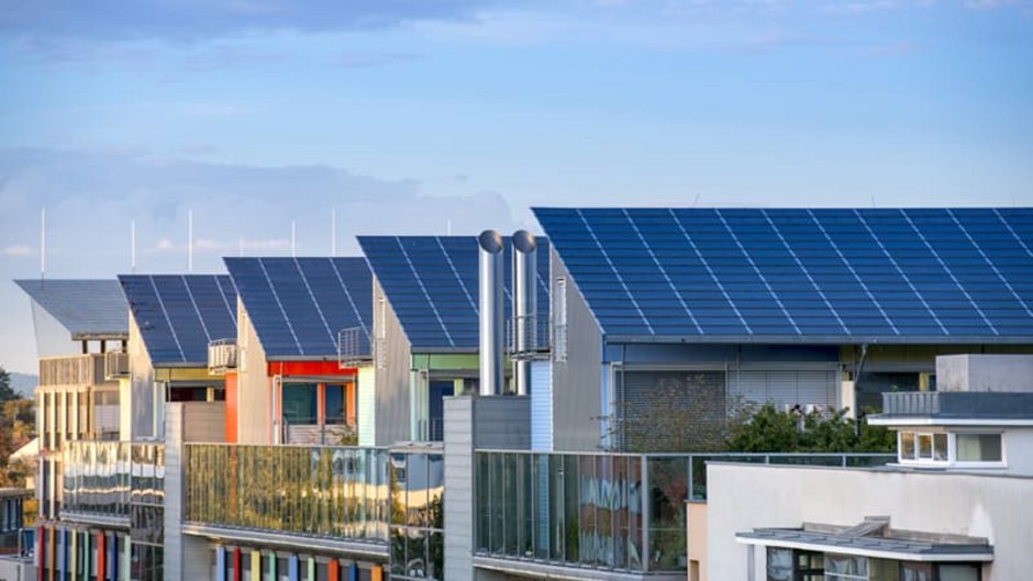 Solardachpflicht, Häuserreihe mit Pultdach, komplett mit Solarmodulen ausgestattet. Foto: Gyula Gyukli / stock.adobe.com