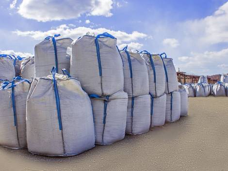 Asbestsanierung, Asbest in großen weißen Bigbags verpackt auf einer Deponie, Foto: Stanislav / stock.adobe.com