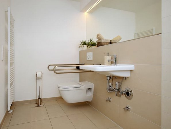 Mehrgenerationenhaus, barrierefreies Bad mit tiefem WC und Griffen, Foto: Jörg Lantelme / stock.adobe.com