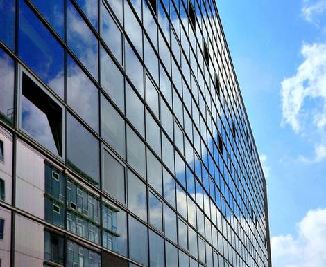Spiegelglas, Foto: von Lieres/Fotolia.com Spiegelglas, Fassade, Fenster, Verglasung, Foto: von Lieres/Fotolia.com