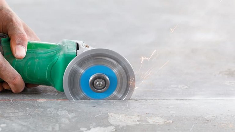 Schritt für Schritt: Risse im Estrich sanieren - bauen.de