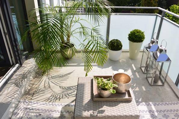 kleiner Balkon, nachher, pflegeleichte Pflanzen, Laternen mit Kerzen, Beistelltisch, Foto: balkongestalter.de