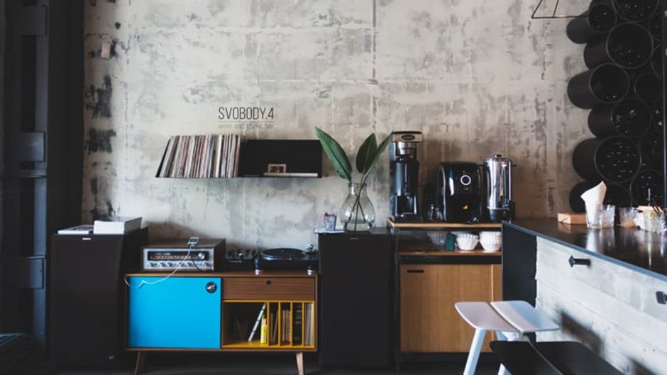 Sichtbeton, Wand einer Wohnküche, Foto: Lindsey Lamont / unsplash.com